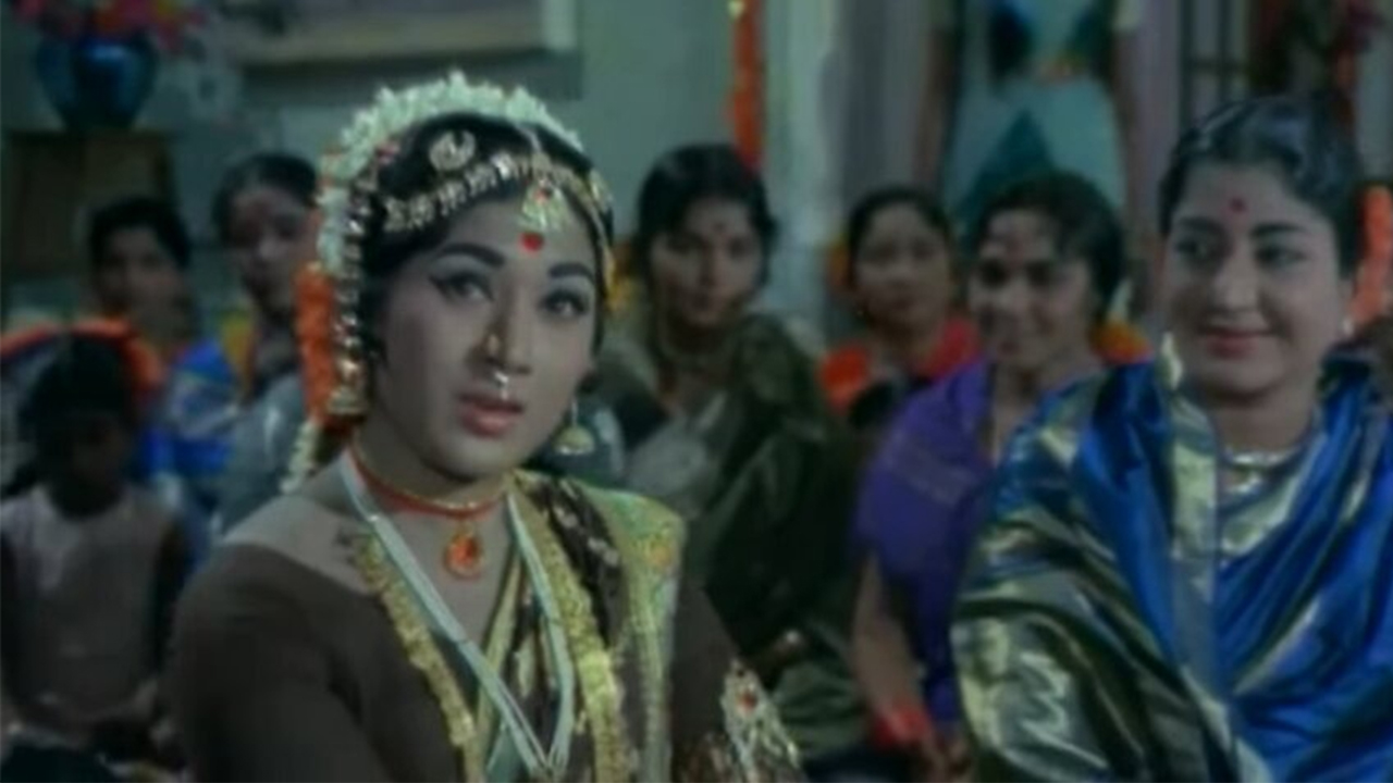 Iddaru Ammayilu Online