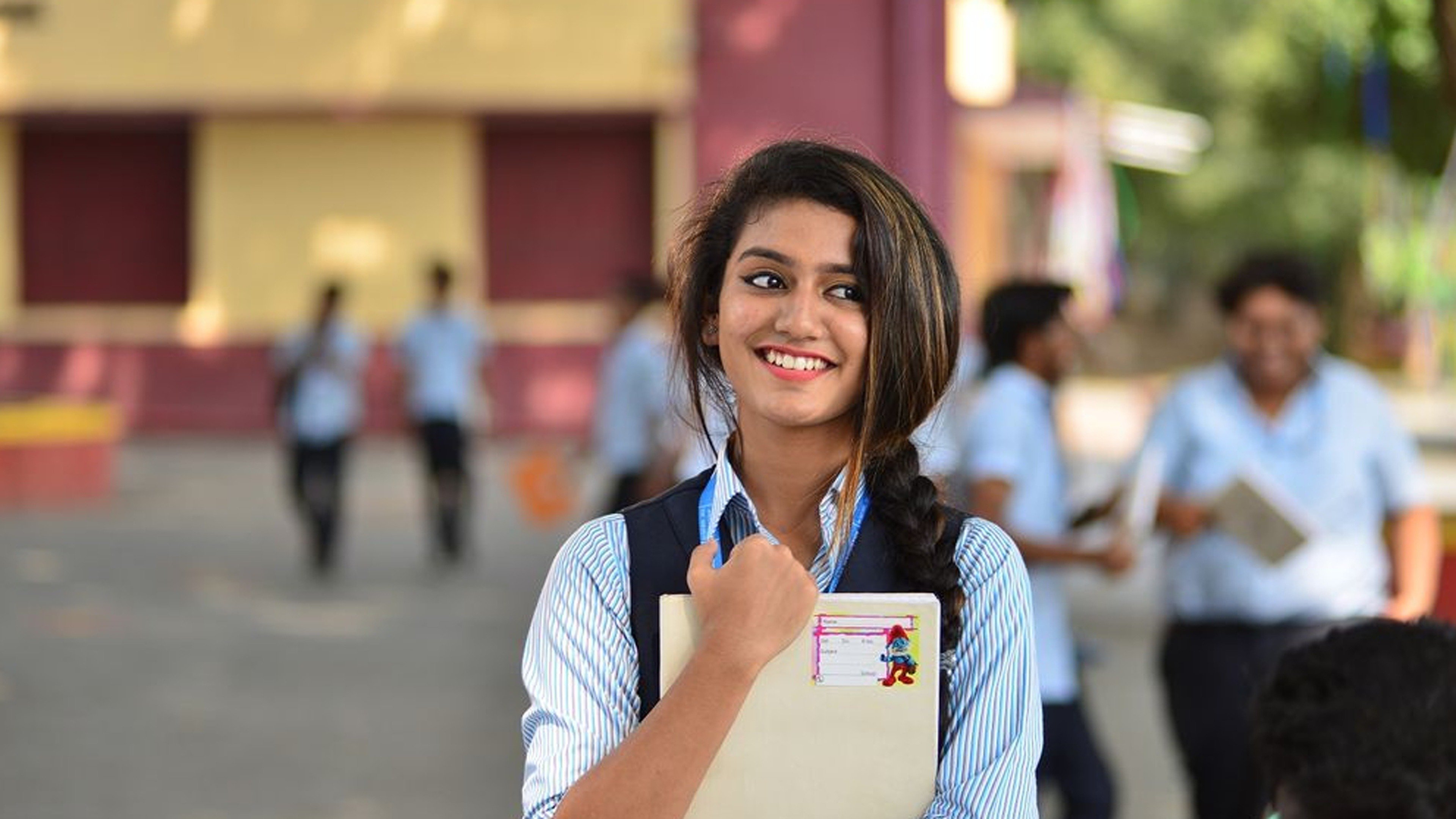 Oru Adaar Love Online