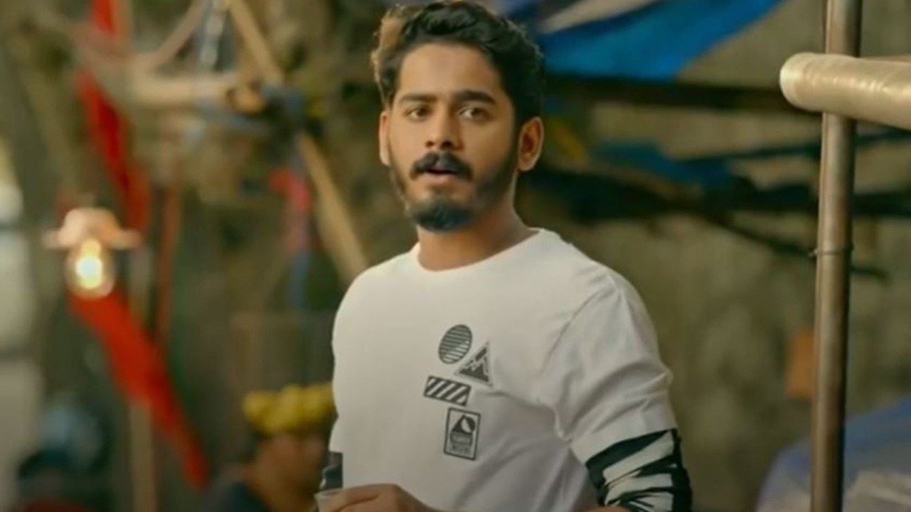 Vallikkudilile Vellakkaran Online