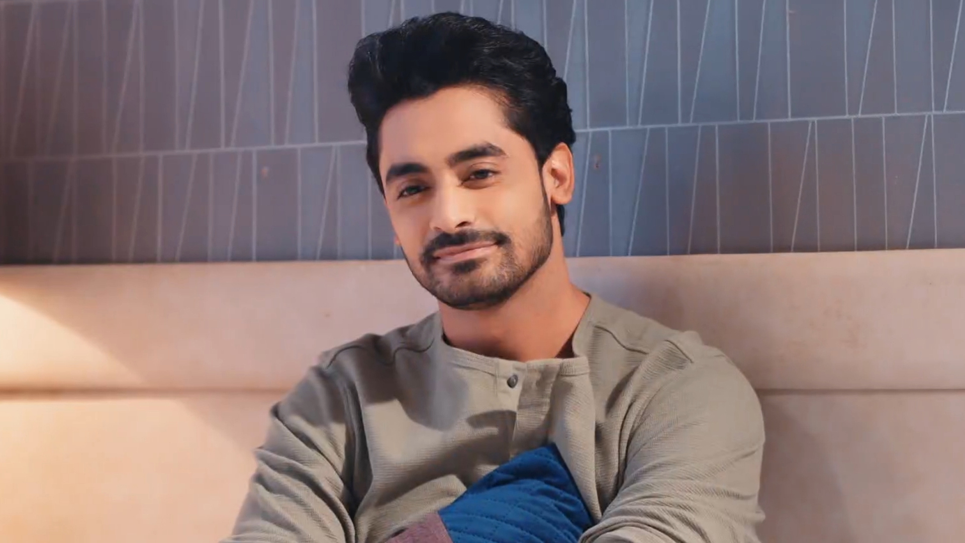 Maana Ke Hum Yaar Nahi Online