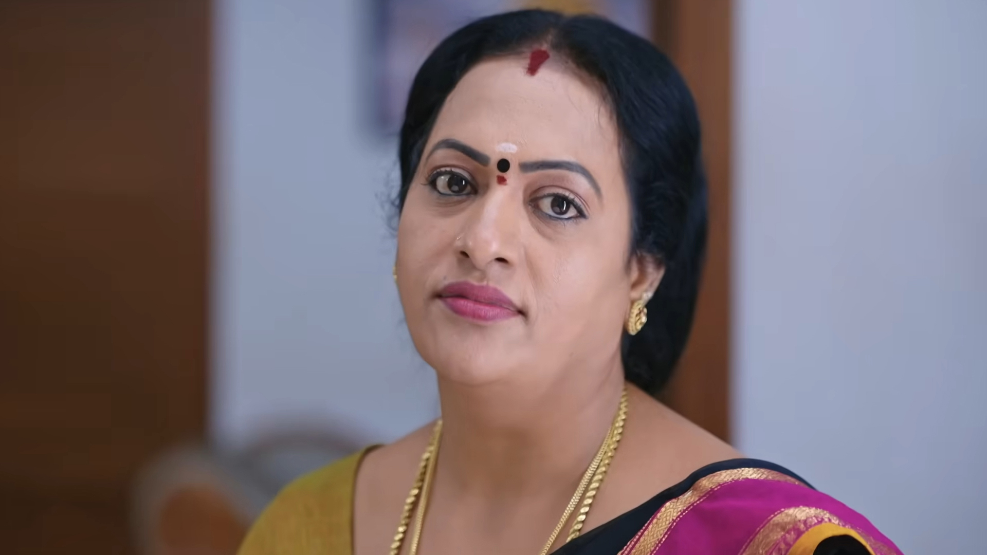 Kaathuvaakula Rendu Kaadhal Online