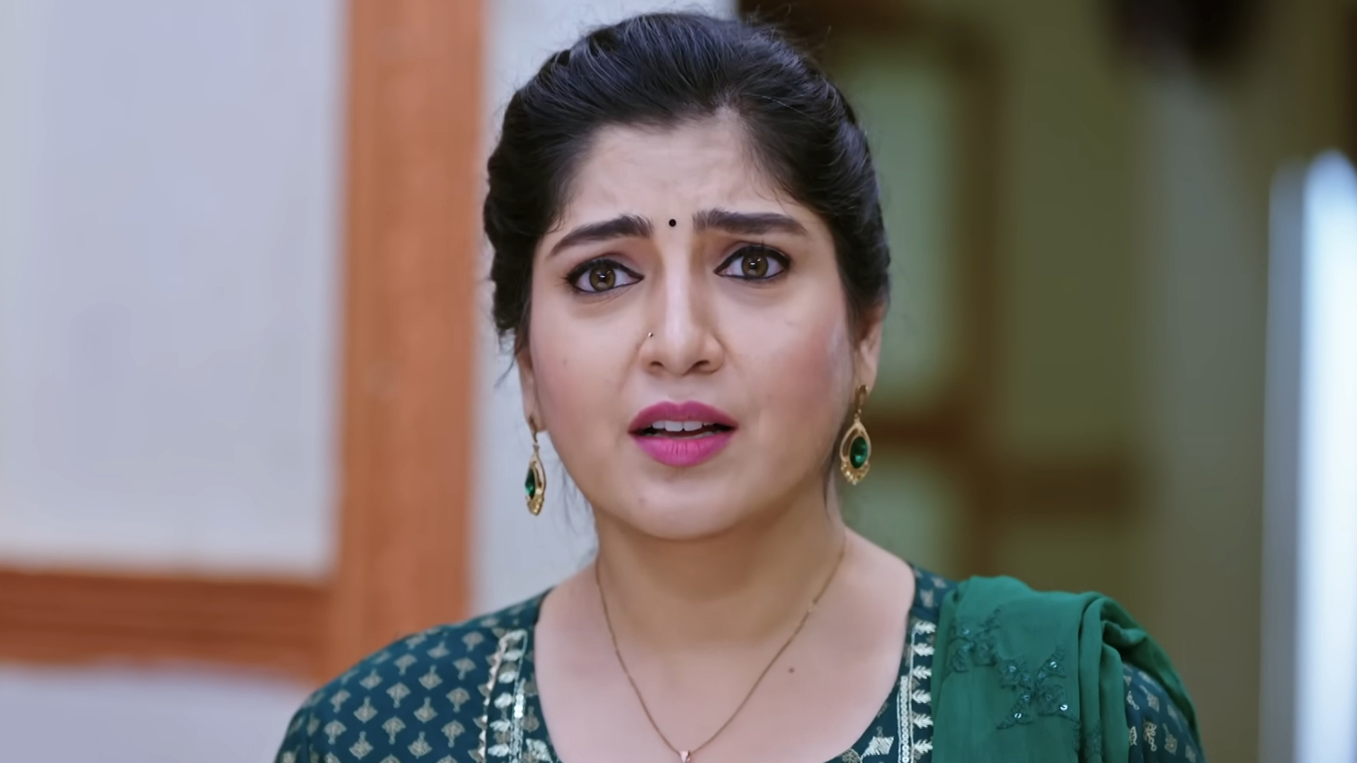 Kaathuvaakula Rendu Kaadhal Online