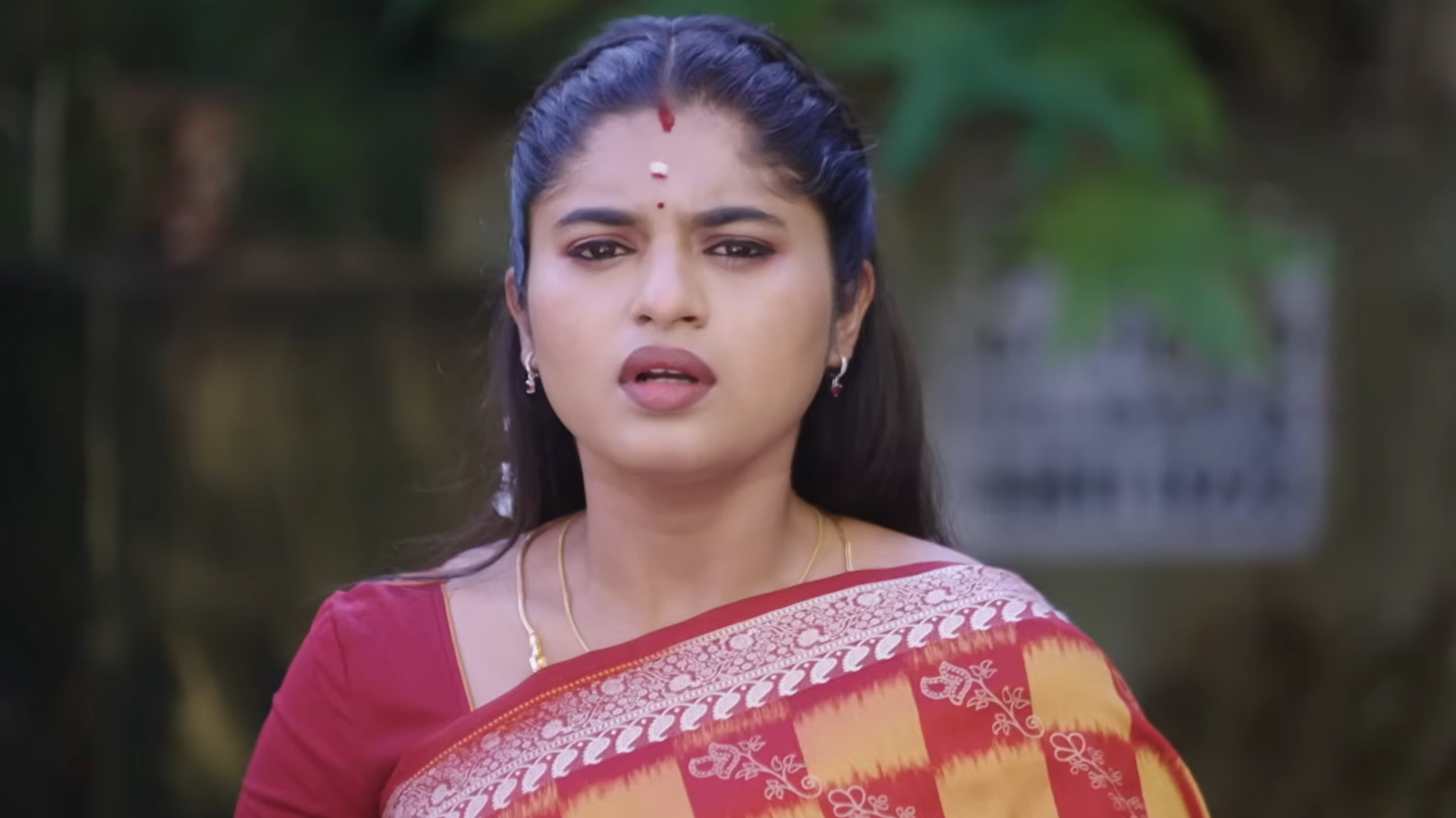 Kaathuvaakula Rendu Kaadhal Online