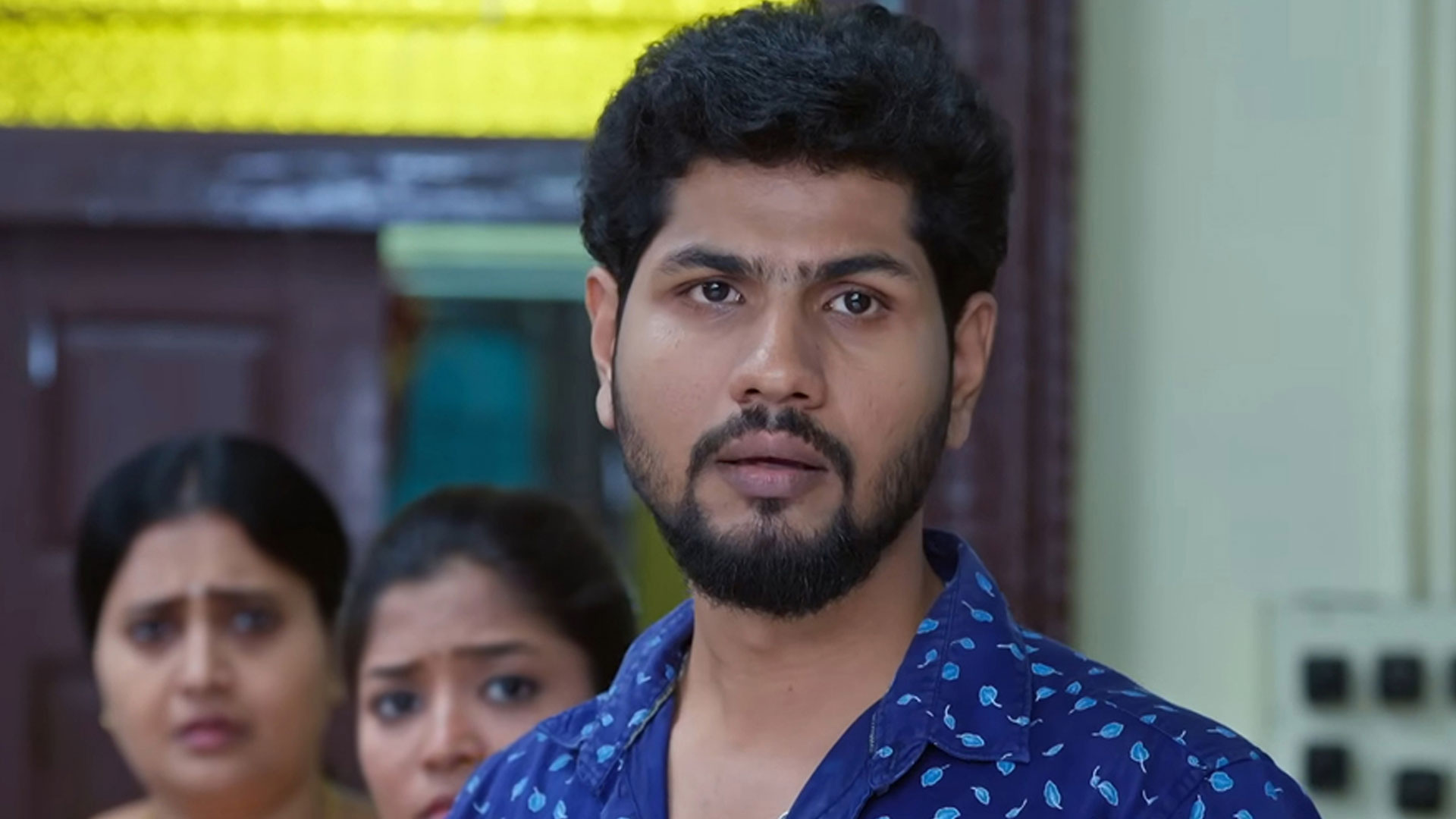 Kaathuvaakula Rendu Kaadhal Online