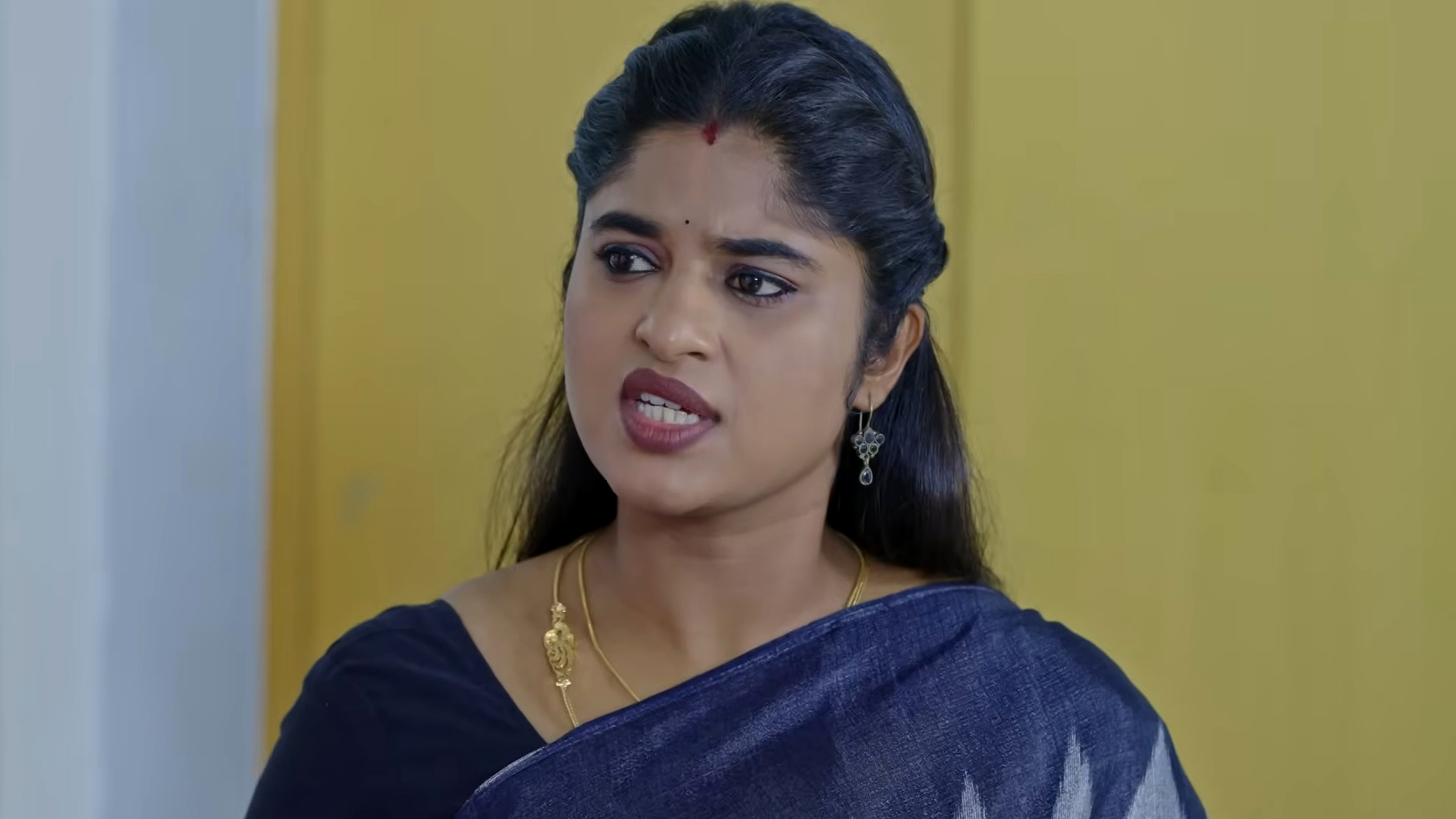 Kaathuvaakula Rendu Kaadhal Online