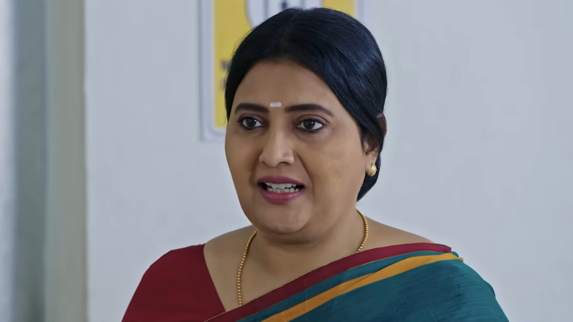 Kaathuvaakula Rendu Kaadhal Online