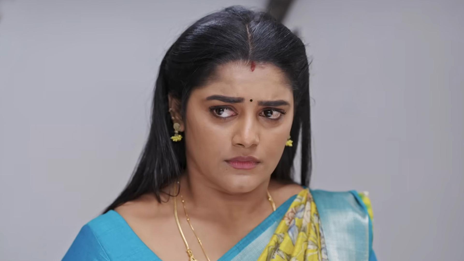 Kaathuvaakula Rendu Kaadhal Online